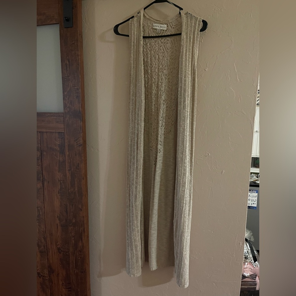 Knox Rose sweater vest in off white